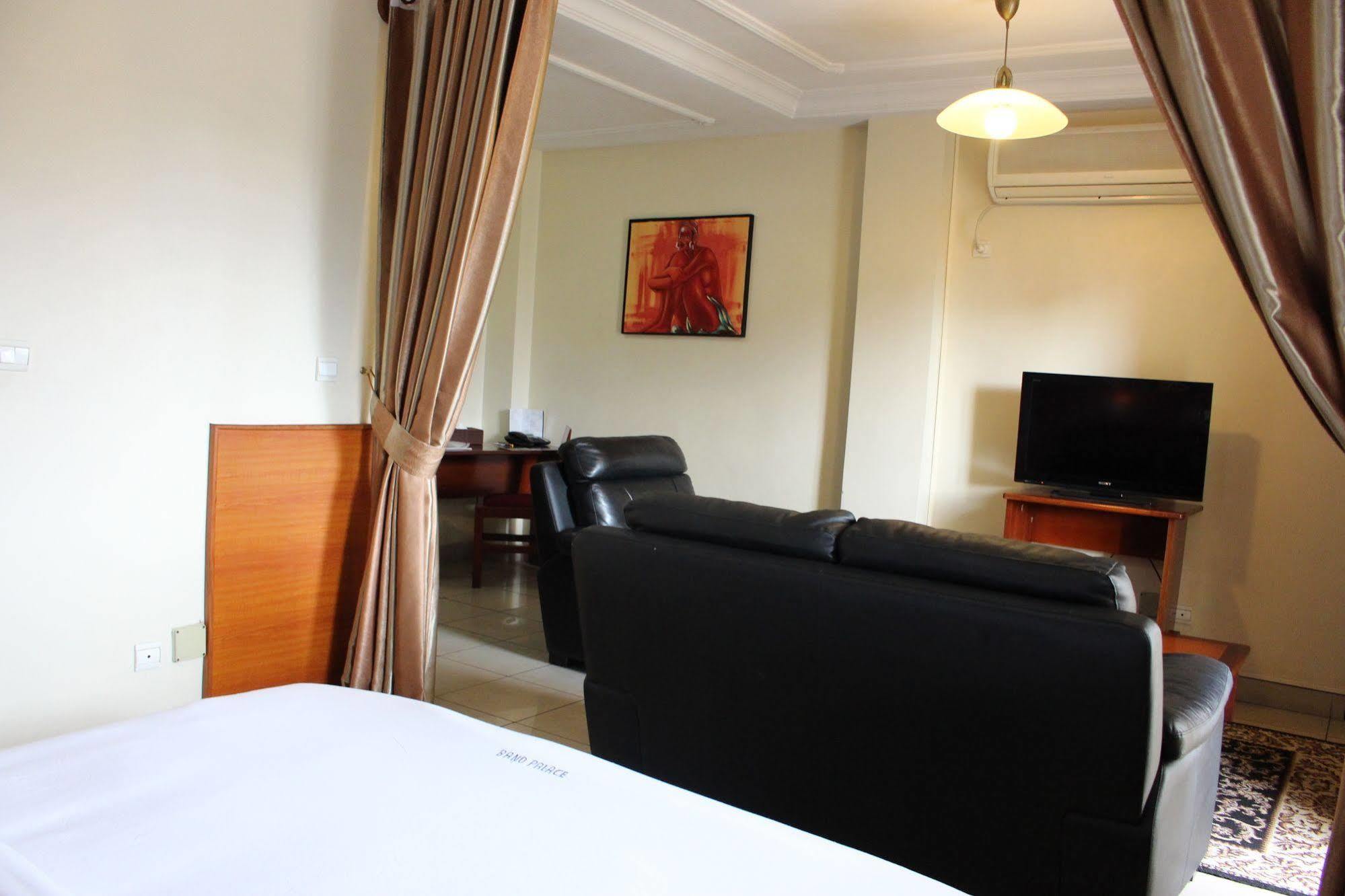 Bano Palace Hotel Douala Buitenkant foto