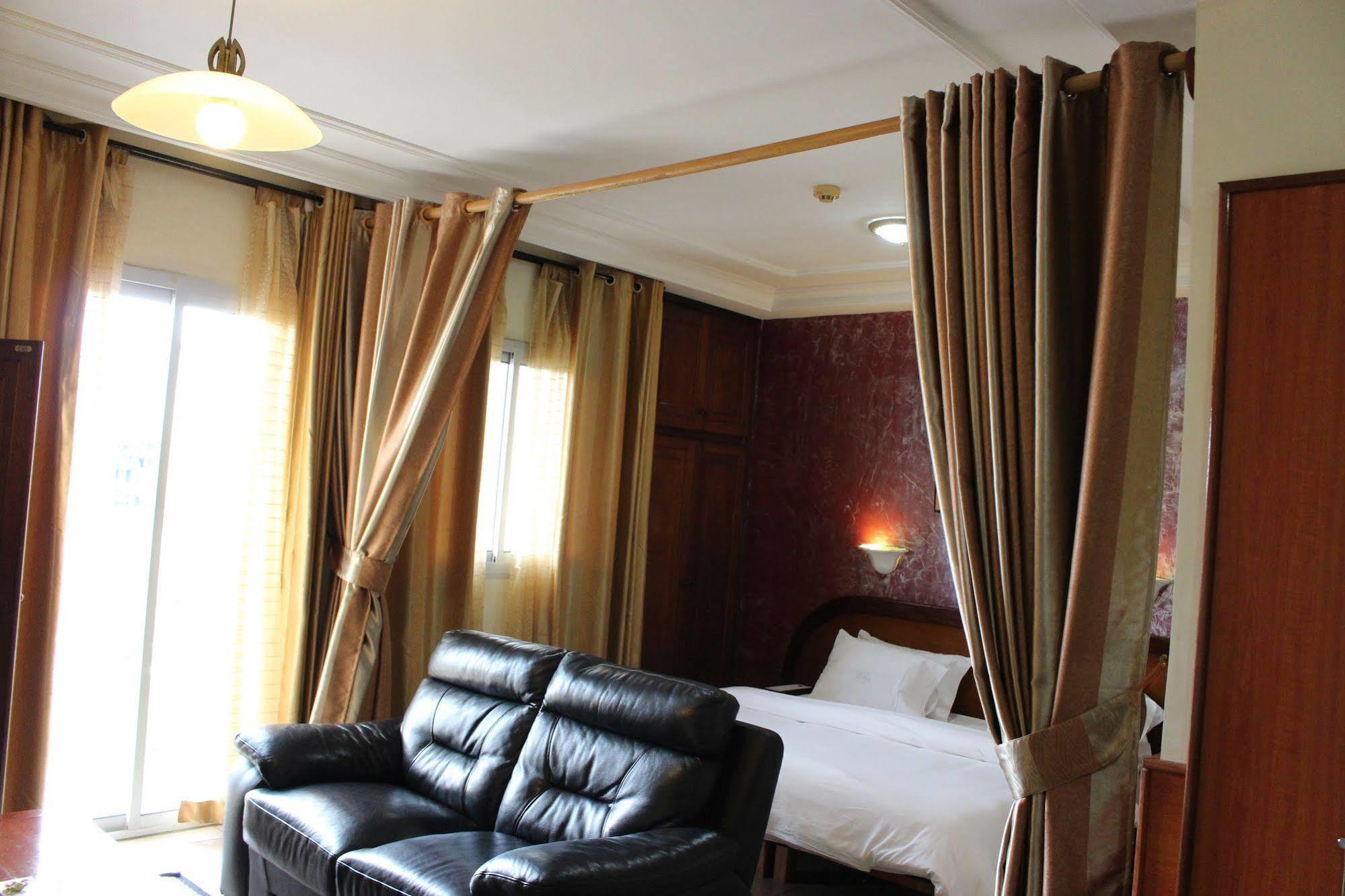Bano Palace Hotel Douala Buitenkant foto